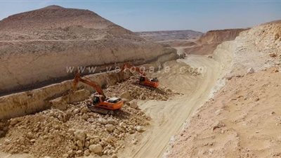 تنفيذ المرحلة الثانية من محور تنيدة منفلوط بالوادى الجديد | صور