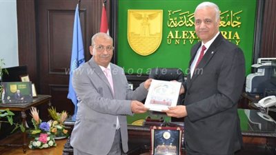 رئيس جامعة الإسكندرية يكرم قيادات المحافظة لتجميل المجمع الرئيسي