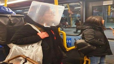 بريطانيون يلجأون لحلول مبتكرة لحماية أنفسهم من كورونا | صور