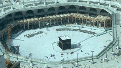 منظر حزين.. الحرم المكى يخلو من المعتمرين بسبب كورونا اللعين | فيديو وصور