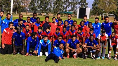 أشبال جامعة بريتوريا يلتقطون صورا تذكارية مع لاعبي الأهلي