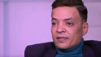 طارق الشيخ ينهار خلال غنائه 