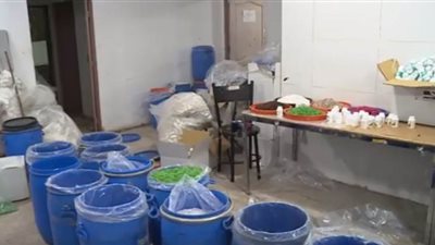 مباحث التموين تداهم مصنعين بداخلهما مليوني عبوة أدوية ومنشطات محظورة | فيديو