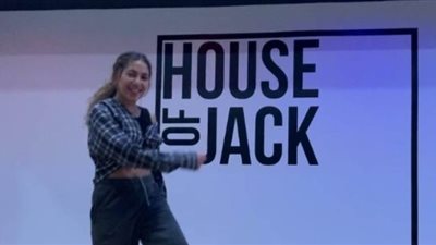 كنزي ابنة عمرو دياب تتألق بوصلة رقص في أحدث ظهور | فيديو