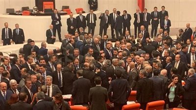 لهجومه على أردوغان.. نواب الرئيس التركي يعتدون على برلماني معارض|فيديو وصور