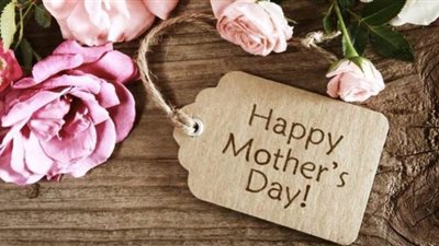 مواقف كوميدية للمشاهير مع هدية عيد الأم.. والدة محمد أنور تلقي هديته من 