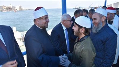 وزير الأوقاف يستقل معدية 