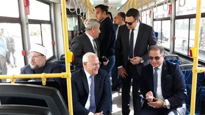 وزير الأوقاف ومحافظ بورسعيد في جولة تفقدية بالأتوبيس الكهربي | صور