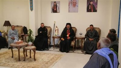 مطران كاثوليك أبوقرقاص يجتمع بالشباب لمعرفة مشكلاتهم