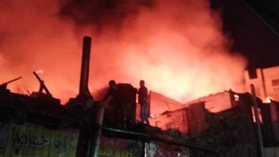 اندلاع حريق هائل بورشة لصناعة الأحذية في الدرب الأحمر | فيديو