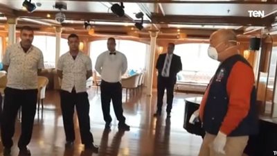 اللقطات الأولى للفحص الطبي على 12 مصابا بكورونا بالباخرة السياحية في الأقصر