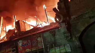 15 سيارة إطفاء تسيطر على حريق بعدد من المحلات في الدرب الأحمر | فيديو وصور