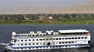 حظر عدد من الفنادق العائمة وإخضاع العاملين فيها للفحص الطبي بالأقصر