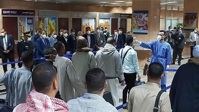 وزير الطيران يتفقد إجراءات مواجهة كورونا بمطار الأقصر