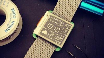 ساعة ذكية بشاشة الحبر الإلكتروني من SQFMI