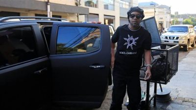 بعد رفض العقوبة البديلة.. شرطة باراجواي تعتقل رونالدينيو بتهمة التزوير