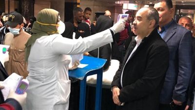 وزير الطيران يكلف بتطبيق أعلى درجات الإجراءات الاحترازية من كورونا بالمطارات