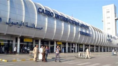 مطار القاهرة يبدأ تعليق حركة الطيران إلى الكويت