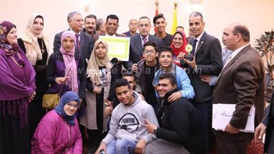 محافظ شمال سيناء يكرم الفرق وطلاب التربية الخاصة الفائزين فى المسابقات | صور