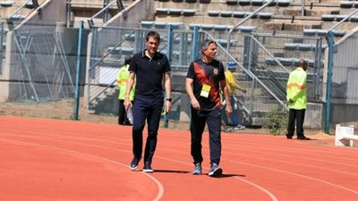 الجهاز الفني للأهلي يعاين أرضية استاد لوكاس موريبي