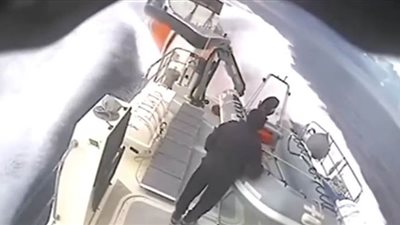 مطاردة قارب أمني تركي لآخر يوناني في بحر إيجة | فيديو