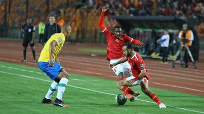 جماهير صن داونز تشعل حماس اللاعبين في مباراة الأهلي| فيديو