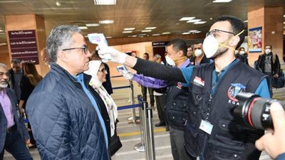 فحص وزراء الصحة والطيران بجهاز الحرارة في مطار الأقصر الدولي