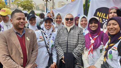 طلاب جامعة عين شمس يشاركون فى فعاليات حملة تنظيف النيل