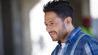 محمد حماقى يتعرض للسخرية على مواقع التواصل بسبب ملابسه الممزقة