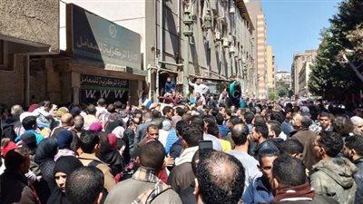 استياء الراغبين في إجراء تحليل كورونا أمام المعامل المركزية بسبب شدة الزحام | فيديو