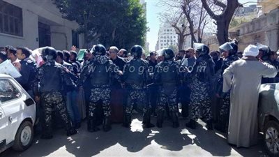 تواجد أمني مكثف بمحيط المعامل المركزية لمنع تكدس المواطنين | صور