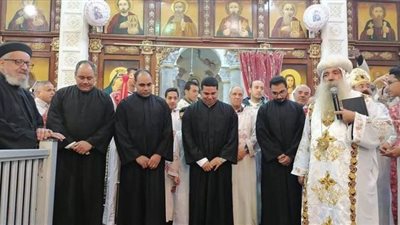 الأنبا كيرلس يسيم أربعة شمامسة جدد بمطرانية نجع حمادي | صور