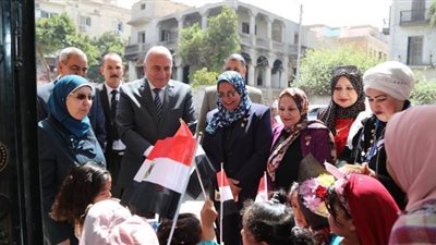 محافظ قنا يكرم عددا من السيدات لدورهم البارز في خدمة المجتمع | صور