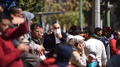 في معامل الصحة.. هواجس كورونا تحاصر الأطباء والمسافرين | صور