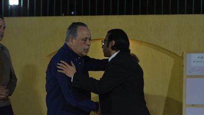 أشرف زكي وريهام عبد الغفور في عزاء والد أحمد عزمي | صور