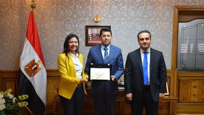 وزير الرياضة يستقبل أول مصرية تتسلق جبل البروس بروسيا