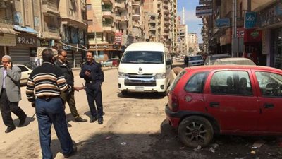 المفرقعات تفحص سيارة في أحد شوارع المنصورة