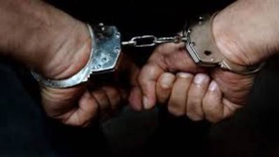 حبس ٤ متهمين لاتجارهم في المخدرات والسلاح