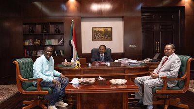 رئيس وزراء السودان يستقبل سعيد حامد مخرج فيلم «صعيدي في الجامعة الأمريكية»