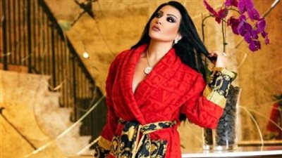 السر في الروب الأحمر.. كيف تصدرت سمية الخشاب الترند في مصر