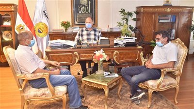 محافظ أسيوط يبحث تذليل العقبات لتنفيذ مشروعات الصرف الصحي 