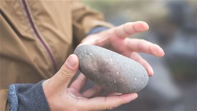 ما حكم التيمم بالغبار الموجود على الملابس وبالرخام والحجر؟ الإفتاء تجيب