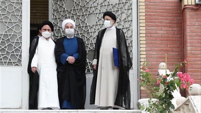 روحاني يسلم القصر للرئيس الإيراني الجديد | صور