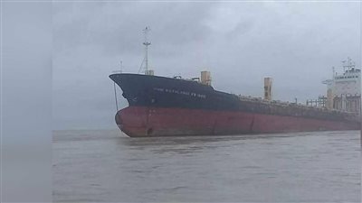 مسلحون يحتجزون طاقم سفينة 