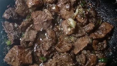 شهية المذاق ومغذية.. طريقة عمل الكبدة بالبصل