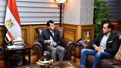 وزير الشباب والرياضة يلتقي رئيس شركة استادات