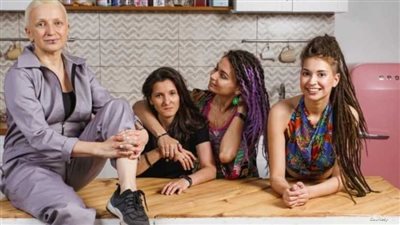 سلوكهن استفز الجمهور.. هروب طبيبة وابنتيها من روسيا بعد ظهورهن في إعلان تجاري 