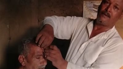 حكاية أشهر خبير في علاج ضربة الشمس بالطريقة الشعبية بقنا | فيديو