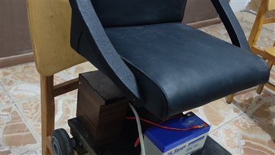 طلاب بهندسة حلوان يبدعون في تصميم كرسي يتحرك بالعين