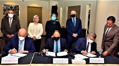 3 وزراء يشهدون مراسم توقيع بروتوكول لتشغيل نظام خلايا شمسية صغيرة بمطار القاهرة الدولي